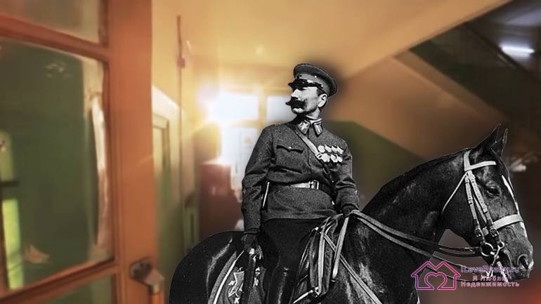  первый вариант из народной молвы про любовницу Буденого, к которой он ездил на коне прямо по этим широким лестницам 