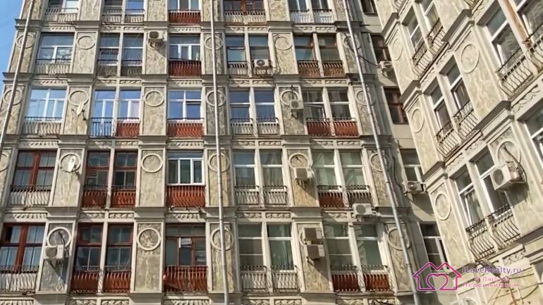 Площади кухни в других домах вообще увеличили хотя бы до 5-6 метров. Ну зато на кухне вот эти крутые лепнины. На лоджиях кухни.