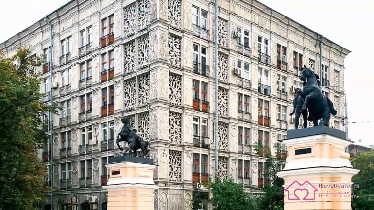 Вот такой дом. Входит во множество учебников по архитектуре, во все путеводители по Москве