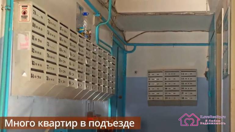 Узкие подоконники, причём, за большей частью подоконников, еще и лоджии и они перекрывают даже дневной свет