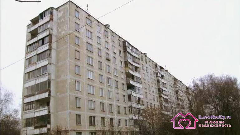 Внешняя отделка фасадов самая разная. Она бывает как просто бетонная одноцветная так и в плитке самых разных оттенков