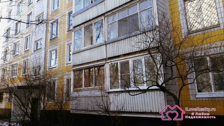 Наличие балконов визуально легко определяется осмотров стены, выходящую на подъездную сторону домов