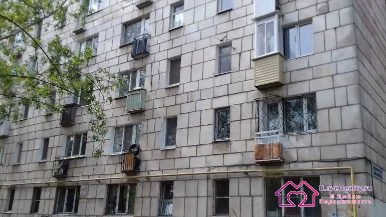 Балконы могут быть "французские". Кто-то их даже умудряется стеклить