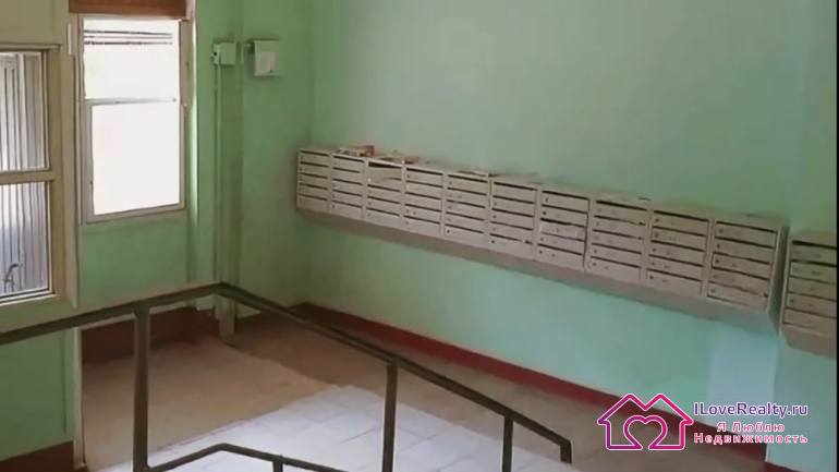 подъезд довольно большой который позволяет обустроить место для консьержа